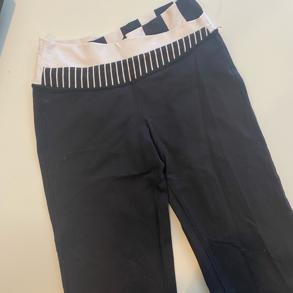 Black lululemon yoga pants
